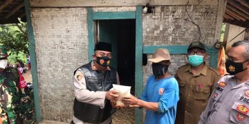 Polisi Bagikan Bansos Sembako kepada warga terdampak PPKM Level 3