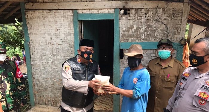 Polisi Bagikan Bansos Sembako kepada warga terdampak PPKM Level 3
