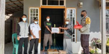 Bhabinkamtibmas Desa Sepinggan Ajak Warga Selalu Patuhi Prokes Dan Berikan Bansos Polres Sambas Peduli Kepada Masyarakat