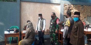 Bhabinkamtibmas Polsek Kersana Pantau pelaksanaan Vaksinasi dan Ingatkan Masyarakat Tetap Prokes 