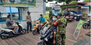 Gelar Operasi Yustisi, Polsek Penyinggahan Kubar Berbagi Masker ke Warga