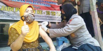 HUT ke 73 Polwan 1 September 2021: Polwan di Kendal Bantu Vaksinasi Lansia Door to door di Desa