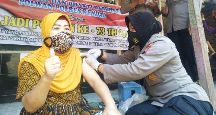 HUT ke 73 Polwan 1 September 2021: Polwan di Kendal Bantu Vaksinasi Lansia Door to door di Desa