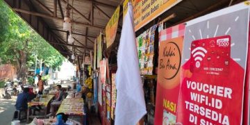 Jokowi Tugaskan TNI-Polri Sebar BLT PKL dan Warung Rp 1,2 Juta