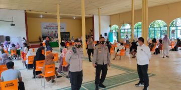 Kapolsek Minasatene Pastikan Pelaksanaan Vaksin Di Pondok Pesantren Modern IMMIM  Putri