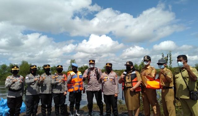 Kapolsek Sebangau Dampingi Wakapolda Kalteng Salurkan Bansos Kepada Korban Banjir
