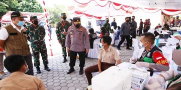 Panglima TNI dan Kapolri Tinjau Vaksinasi Serentak 10 Titik di NTB, Harapkan Target Terwujud