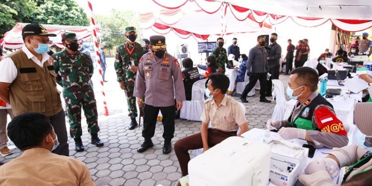 Panglima TNI dan Kapolri Tinjau Vaksinasi Serentak 10 Titik di NTB, Harapkan Target Terwujud
