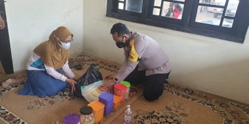 Peduli Warga yang Isoman, Bhabinkamtibmas Berikan Bantuan