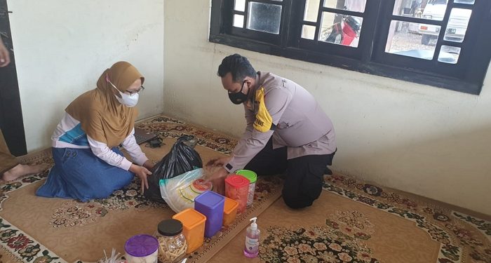 Peduli Warga yang Isoman, Bhabinkamtibmas Berikan Bantuan