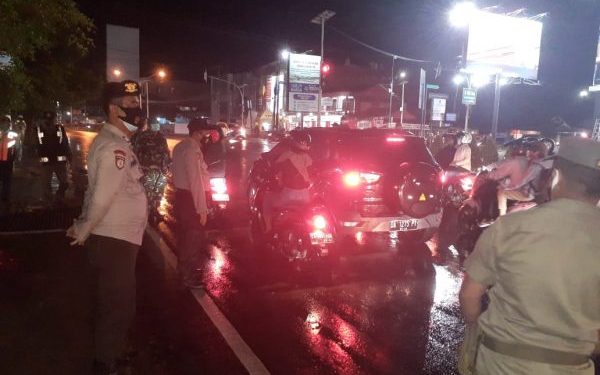 Penerapan PPKM Level IV, Polisi di sebar di berbagai titik imbau penguna jalan