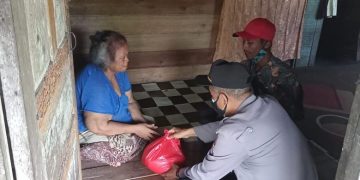 Personil Polsek Pulau Hanaut Melaksanakan Giat Pemberian Bansos Kepada Warga
