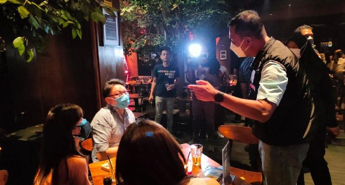 Polisi Razia Bar-Kafe Buka Tengah Malam di Jakarta, Pengunjung Dibubarkan