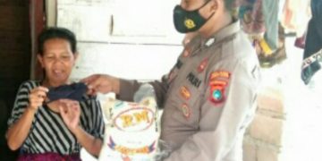 Polisi Resor Bangka Barat sosialisasi prokes sambil bagi beras dan masker