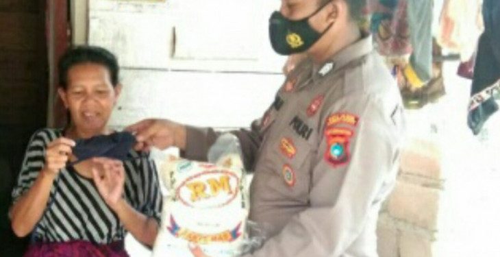 Polisi Resor Bangka Barat sosialisasi prokes sambil bagi beras dan masker