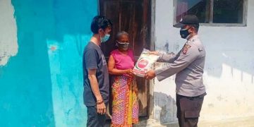 Polri Tak Kenal Lelah Salurkan Bansos Kepada Warga Dari Rumah Ke Rumah