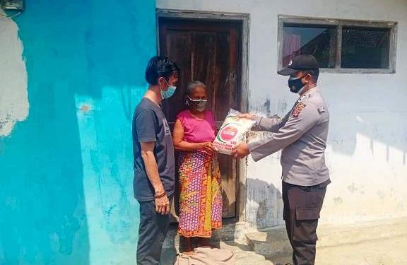 Polri Tak Kenal Lelah Salurkan Bansos Kepada Warga Dari Rumah Ke Rumah