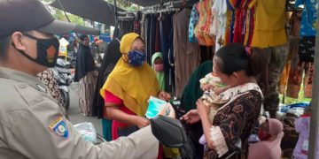 Polsek Bakumpai Pòlres Batola Bagi-Bagi Masker, Upaya Untuk Tekan dan putus mata rantai Penyebaran Covid-19