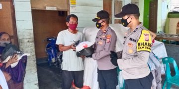Polsek Kualasimpang Bagikan Sembako Untuk Warga