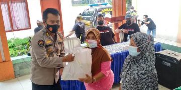 Ringankan Beban Warga Terdampak Pandemi, Bidhumas Polda Jatim Bagikan 1000 Paket Sembako 4 Daerah di Jawa Timur