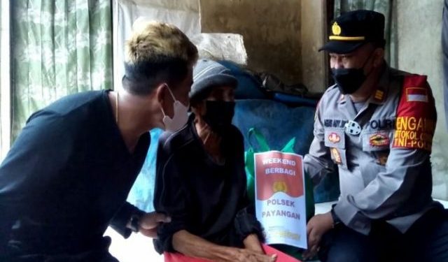 Terdampak Pandemi, Polsek Payangan Serahkan Sembako kepada Disabilitas