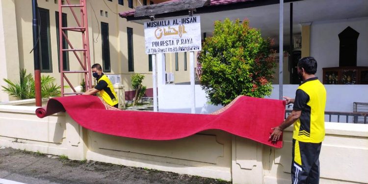 Baksos di Hari Jumat, Polresta Palangka Raya Kerja Bakti Bersihkan Mushola Al-Ihsan