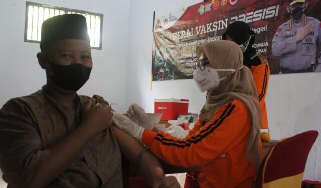 Gerai Vaksin Presisi Hadir Ponpes Al Hasaniyah, Kapolres Tinjau Vaksinasi 1.200 Santri