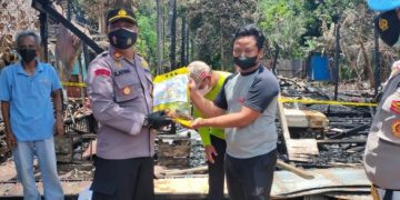 Kapolsek Beserta Ibu Bhayangkari Ranting Kota Besi Berikan Bansos Kepada Korban Kebakaran