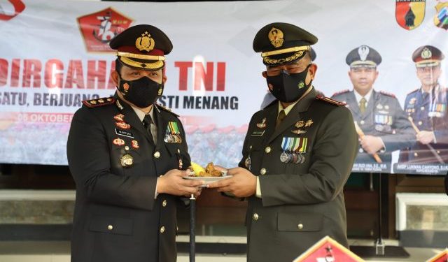 Momen HUT TNI Ke-76, Kapolres Kediri Kota  Beri Kejutan Pada Brigif 16/Wira Yudha