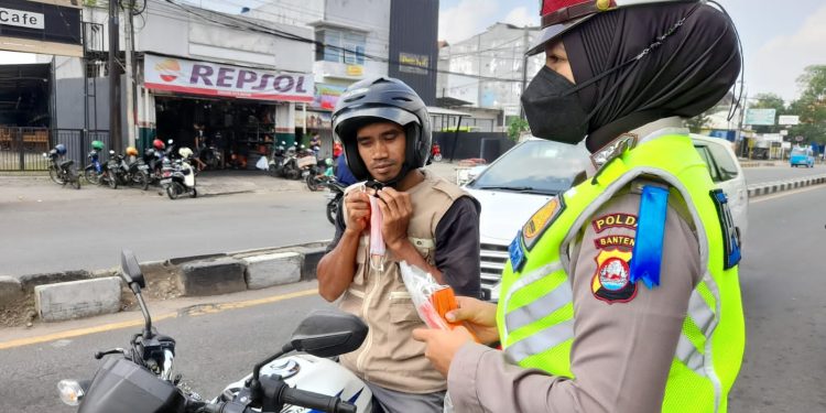 Ops Patuh Maung 2021,  Ditlantas Polda Banten Bagikan 2.355 Masker