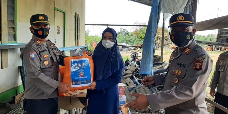 Peduli Ditengah Pandemi, Sat Binmas Polres Kukar Bagikan Bantuan Sosial kepada Masyarakat Terdampak Wabah Covid-19