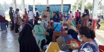 Personel Polsek Luwuk Antar  Jemput  Warga Menuju Lokasi Vaksinasi