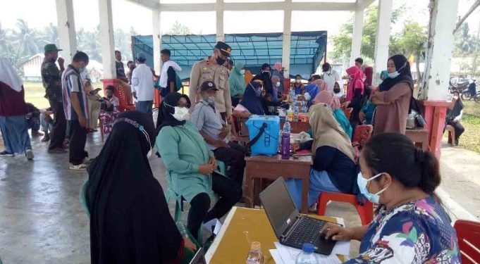 Personel Polsek Luwuk Antar  Jemput  Warga Menuju Lokasi Vaksinasi