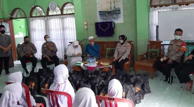 Polrestro Bekasi Kota Bagikan Sembako kepada Yatim Piatu Al Ikhlas