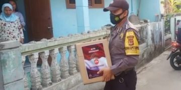 Polri Tak Kenal Lelah Bagikan Bansos Door To Door Ke Rumah Warga Kurang Mampu