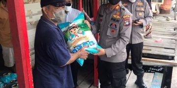 Polsek KKP Batam Beri Bantuan Paket Sembako ke Warga