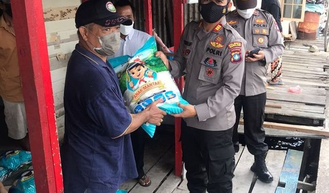Polsek KKP Batam Beri Bantuan Paket Sembako ke Warga