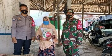 Sambil Bagikan Bansos Sembako, Polisi Edukasi Warga Dimasa PPKM