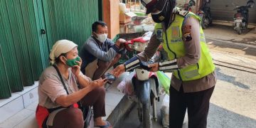 Srikandi Cantik Satlantas Polres Demak Blusukan ke Pasar Bagikan Masker dan Berikan Imbauan Prokes