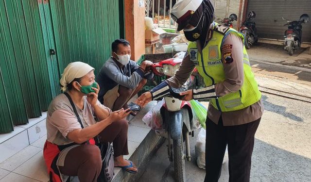 Srikandi Cantik Satlantas Polres Demak Blusukan ke Pasar Bagikan Masker dan Berikan Imbauan Prokes