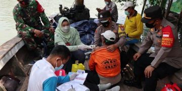 TNI – Polri Dampingi Nakes Jemput Bola Lakukan Vaksinasi Nelayan di Dermaga