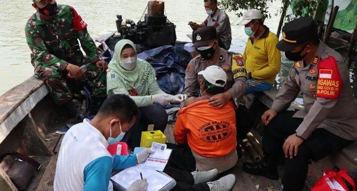 TNI – Polri Dampingi Nakes Jemput Bola Lakukan Vaksinasi Nelayan di Dermaga
