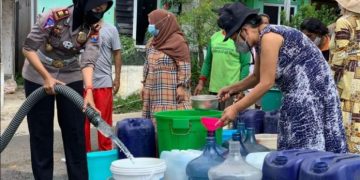Polres Batu Bantu Pasokan Air Bersih ke Warga Terdampak Banjir Bandang