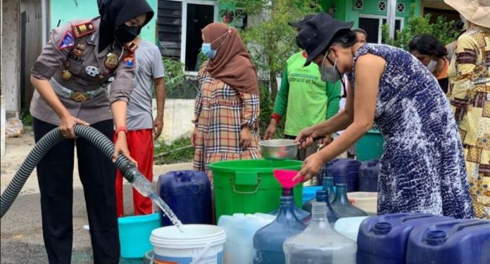 Polres Batu Bantu Pasokan Air Bersih ke Warga Terdampak Banjir Bandang