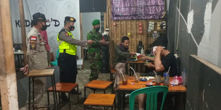 Antisipasi penyebaran Covid-19, Tiga Pilar Kota Pekalongan bersinergi rutin gelar Ops Yustisi, dan bagi masker gratis