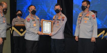 Anev Konsolidasi Humas Polri 2021, Polda Sumbar terima Dua Penghargaan dari Kadiv Humas Polri