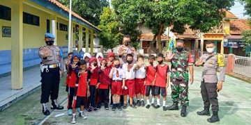 Cegah Penularan Covid-19 Di Lingkungan Sekolah, Pelajar Dibagi Masker Gratis