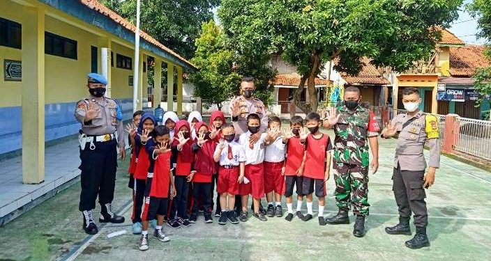 Cegah Penularan Covid-19 Di Lingkungan Sekolah, Pelajar Dibagi Masker Gratis