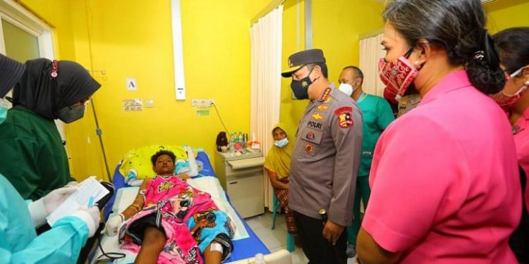 Tinjau Korban Erupsi Semeru, Kapolri Minta Jajarannya Beri Perhatian Khusus ke Lansia dan Ibu Hamil