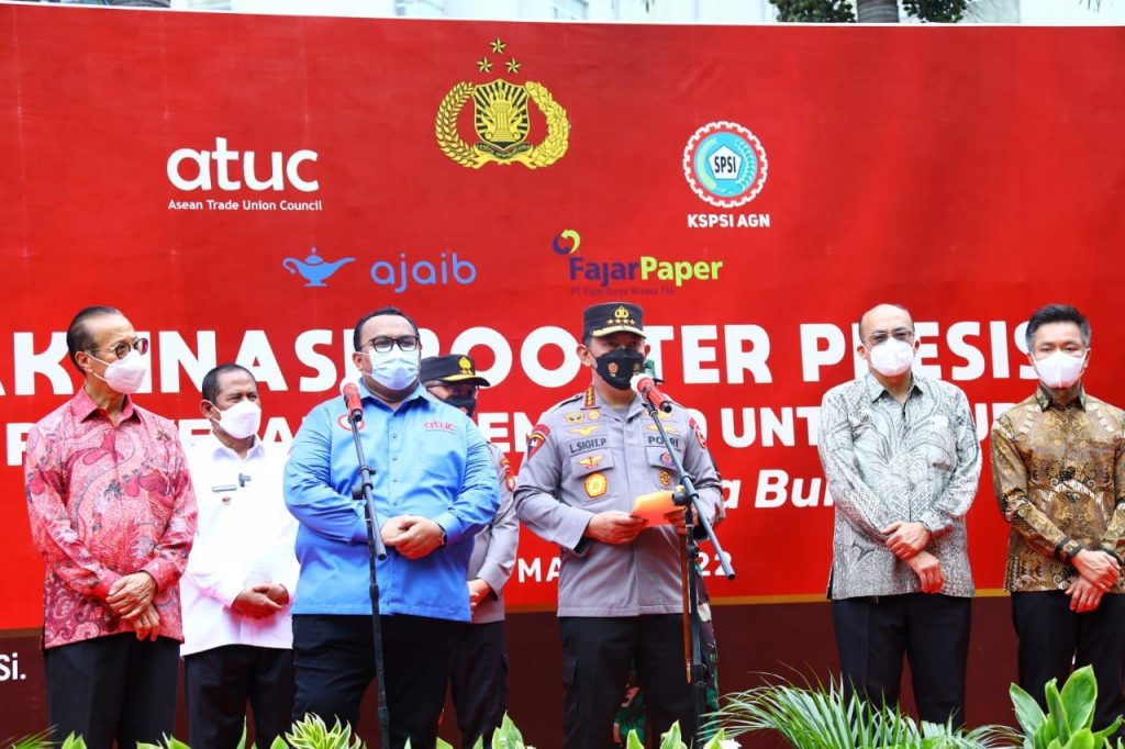 Tinjau Vaksinasi Booster, Kapolri Tekankan Buruh Sehat Hadapi Omicron